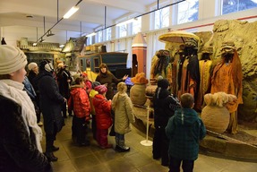 Дети на экскурсии в музее Мосфильма